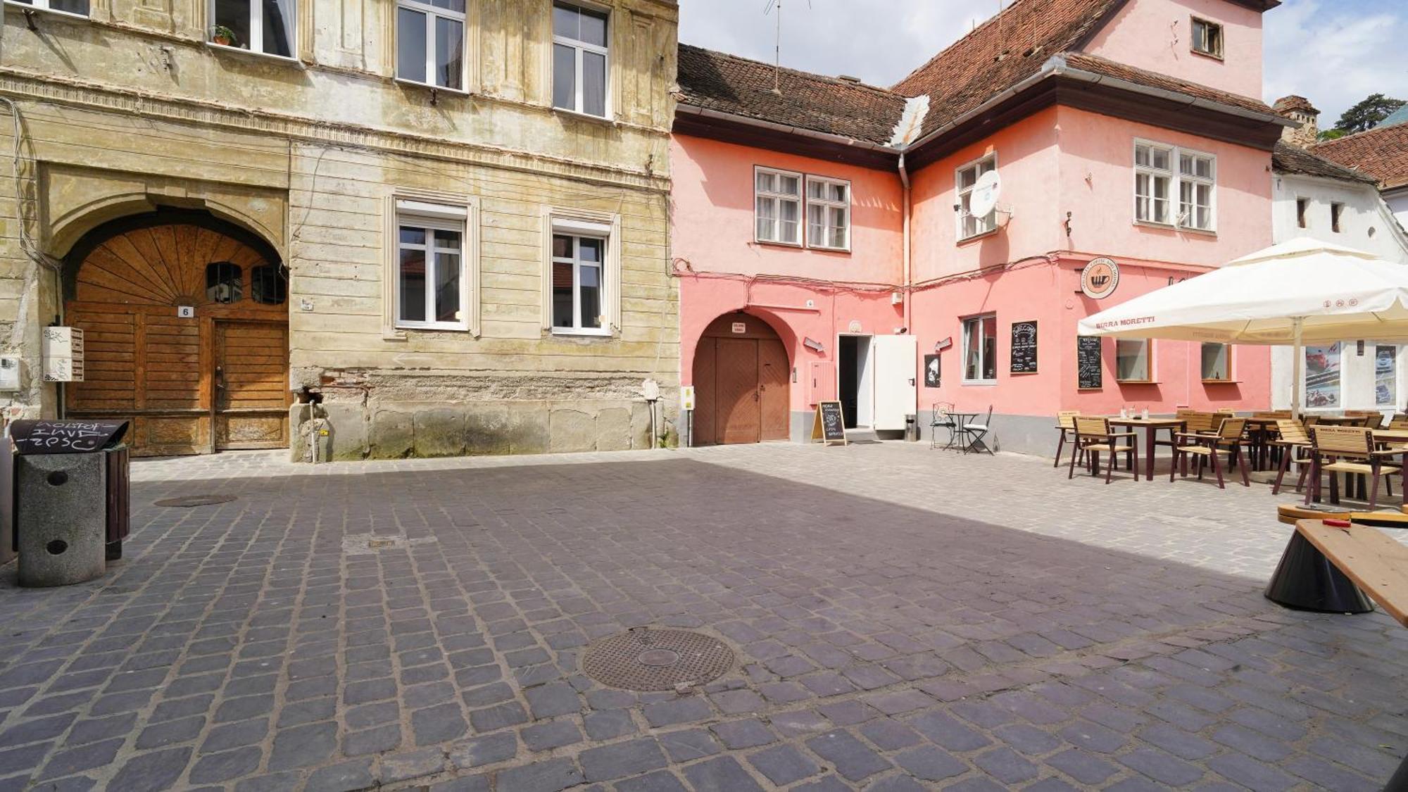 Ultracentral Vintage Apartment Black Church View Steps Away From Piata Sfatului Brasov Exterior photo